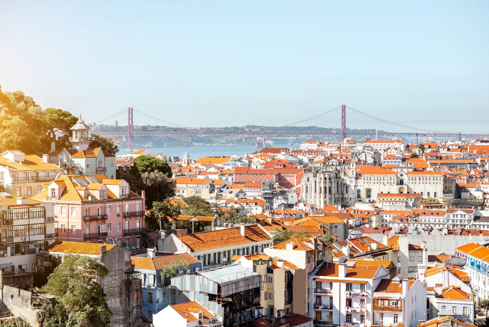 Lisboa al atardecer, con el puente 25 de Abril